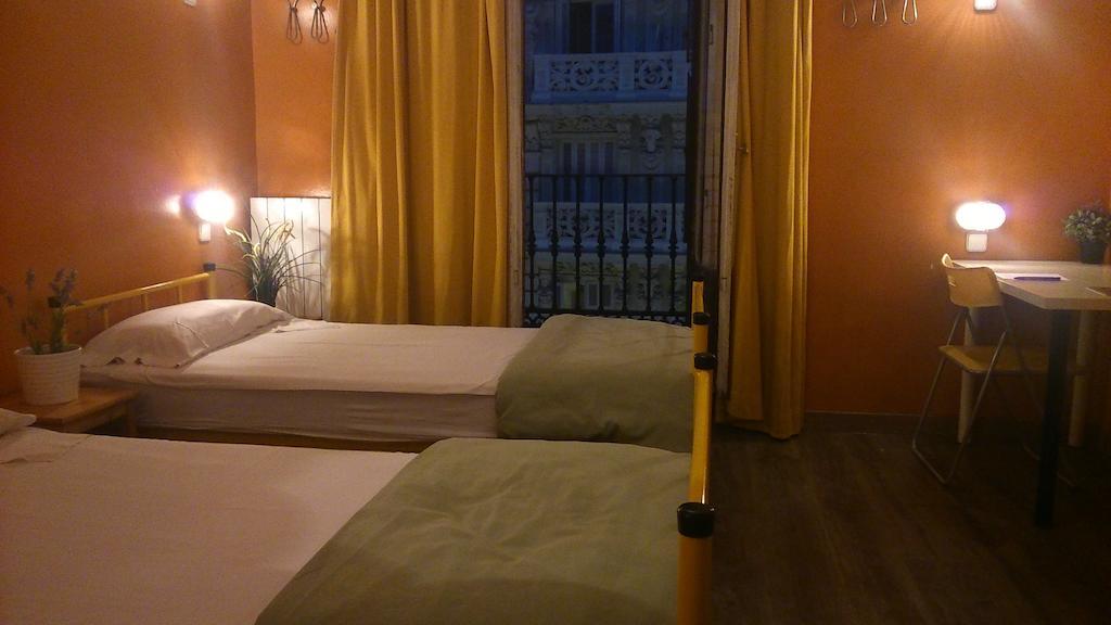 Los Amigos Hostel Мадрид Номер фото